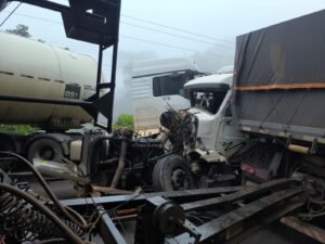 ACIDENTE ENTRE DUAS CARRETAS