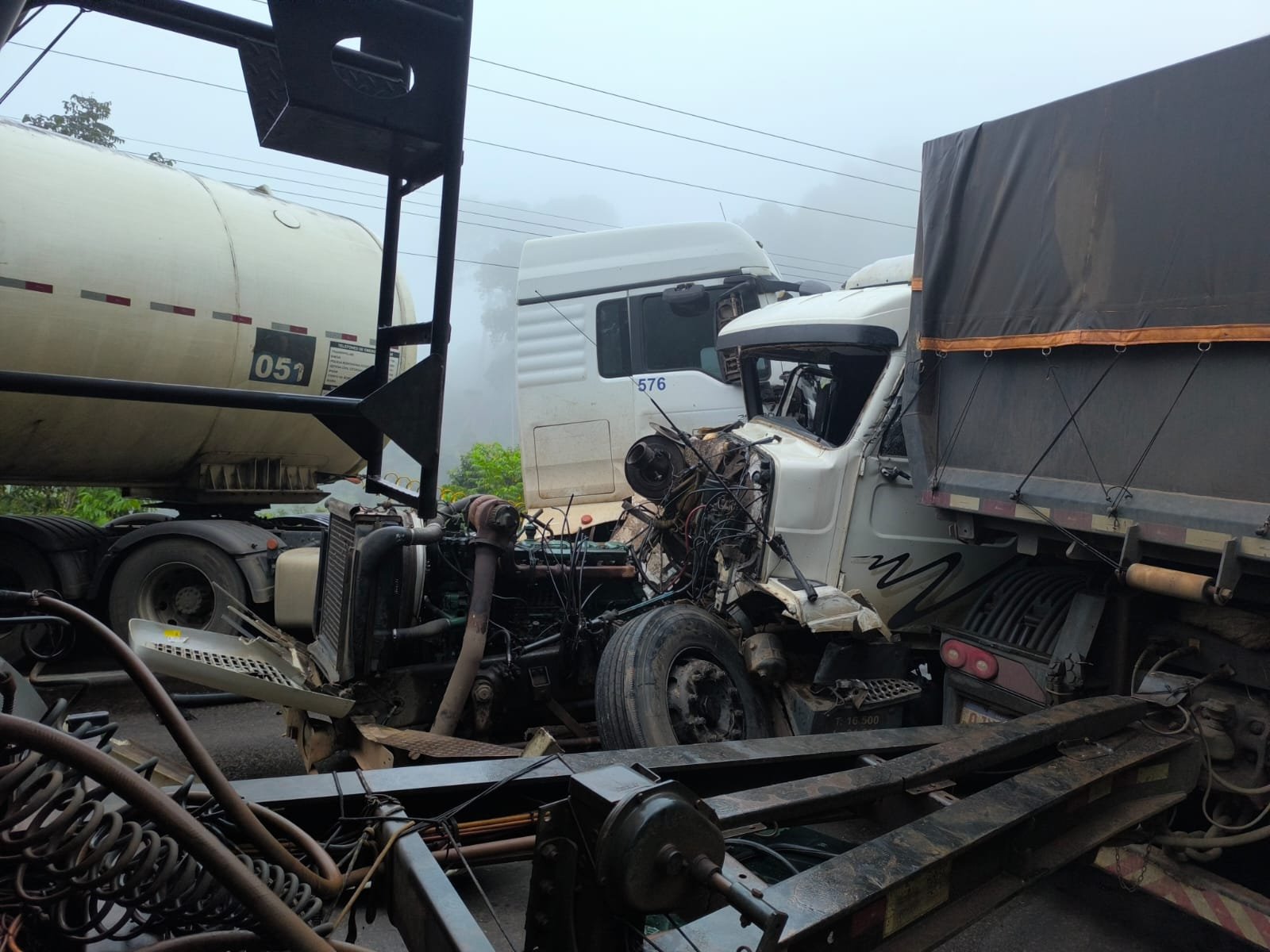ACIDENTE ENTRE DUAS CARRETAS